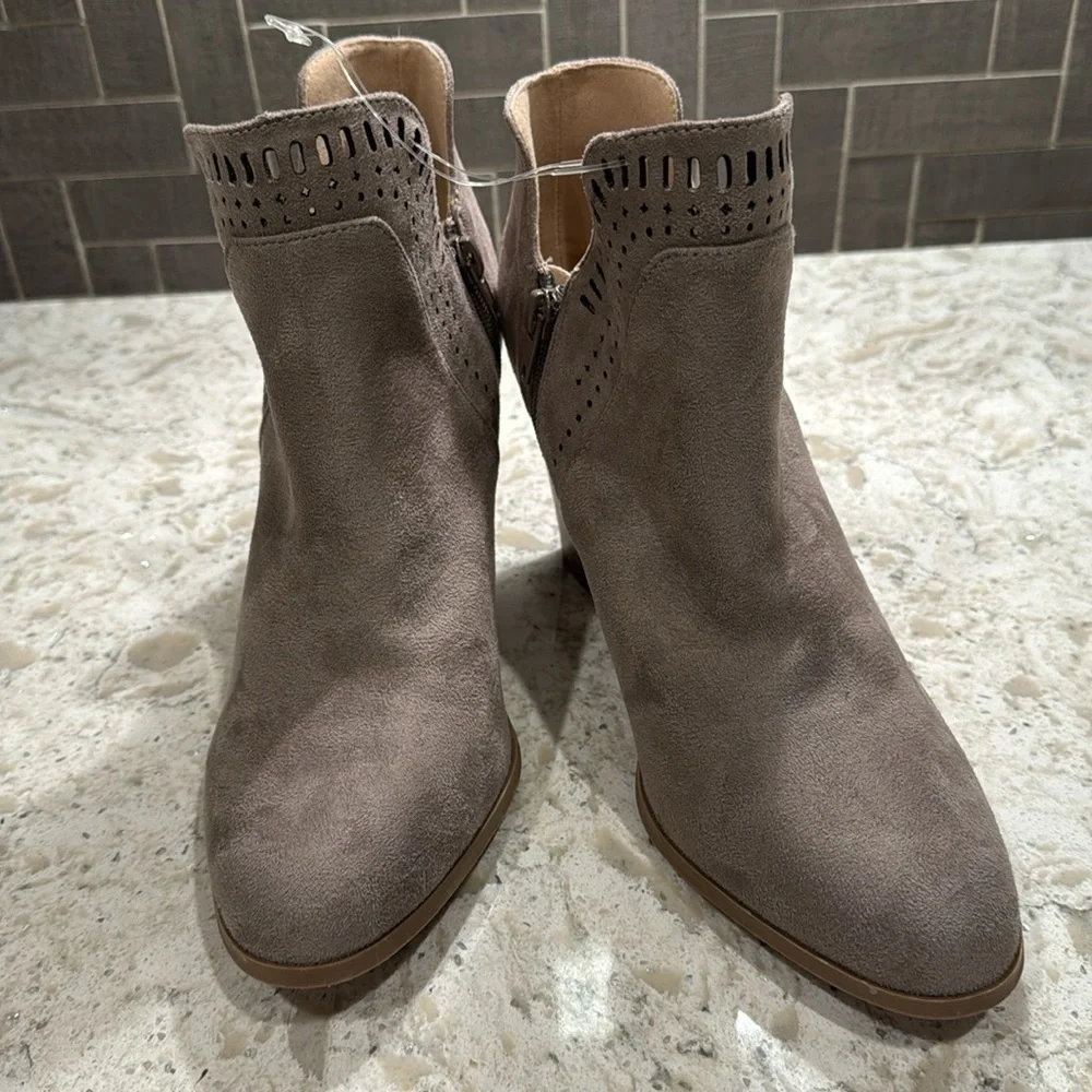 NEW~TAUPE~LASER CUT TRIM~V-CUT SIDES~3 1/2” STACKED HEELS~ CUSHIONED FOOTBED~BR - Picture 8 of 13